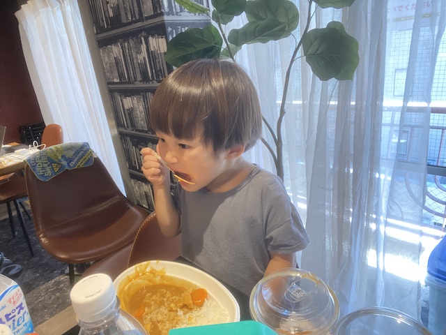 3歳　カレー　食べる