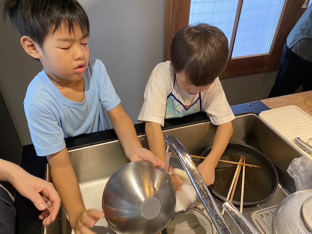 小学校1年生2人組み　洗い物
